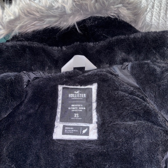 Hollister Women's Green Down Coat with Faux Fur Hood - Picture 9 of 11